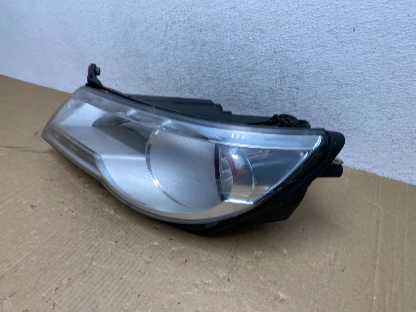 2009 to 2011 Volkswagen Tiguan Left Driver LH Halogen Headlight AG0487 DW1