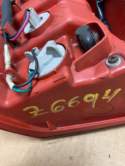 2004-2005 Mitsubishi Endeavor Right Passenger Rh Tail Light Oem Z6694 DW6