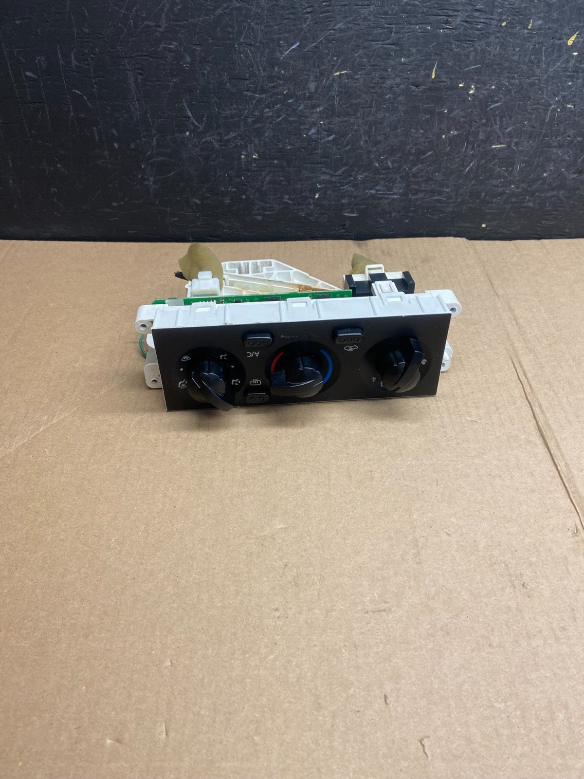 2001-2004 Nissan Xterra Heater A/C Climate Temperature Control AE43553