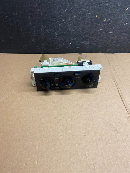 2001-2004 Nissan Xterra Heater A/C Climate Temperature Control AE43553