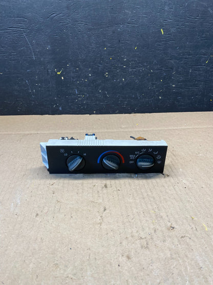 2001 - 2007 GMC Chevrolet Express 1500 Climate Control A/C P3697 DG0
