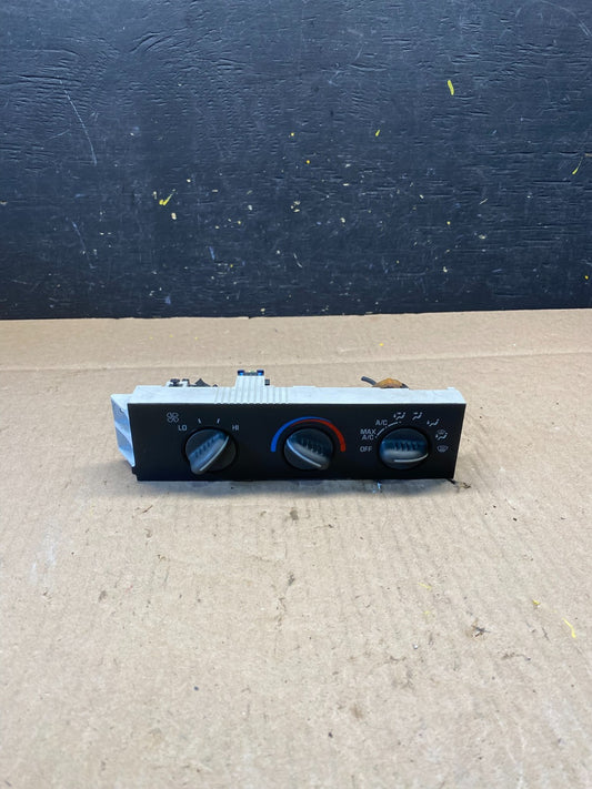 2001 - 2007 GMC Chevrolet Express 1500 Climate Control A/C P3697 DG0