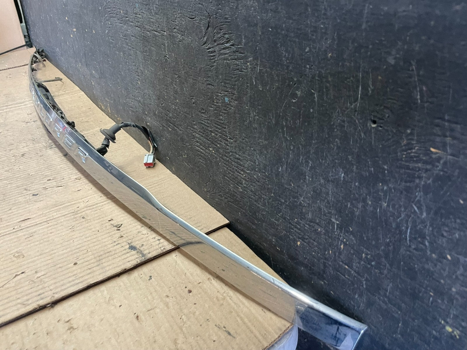 2011 to 2014 Ford Explorer Rear Tailgate Gate Trim Molding With Camera P8432 DG1
