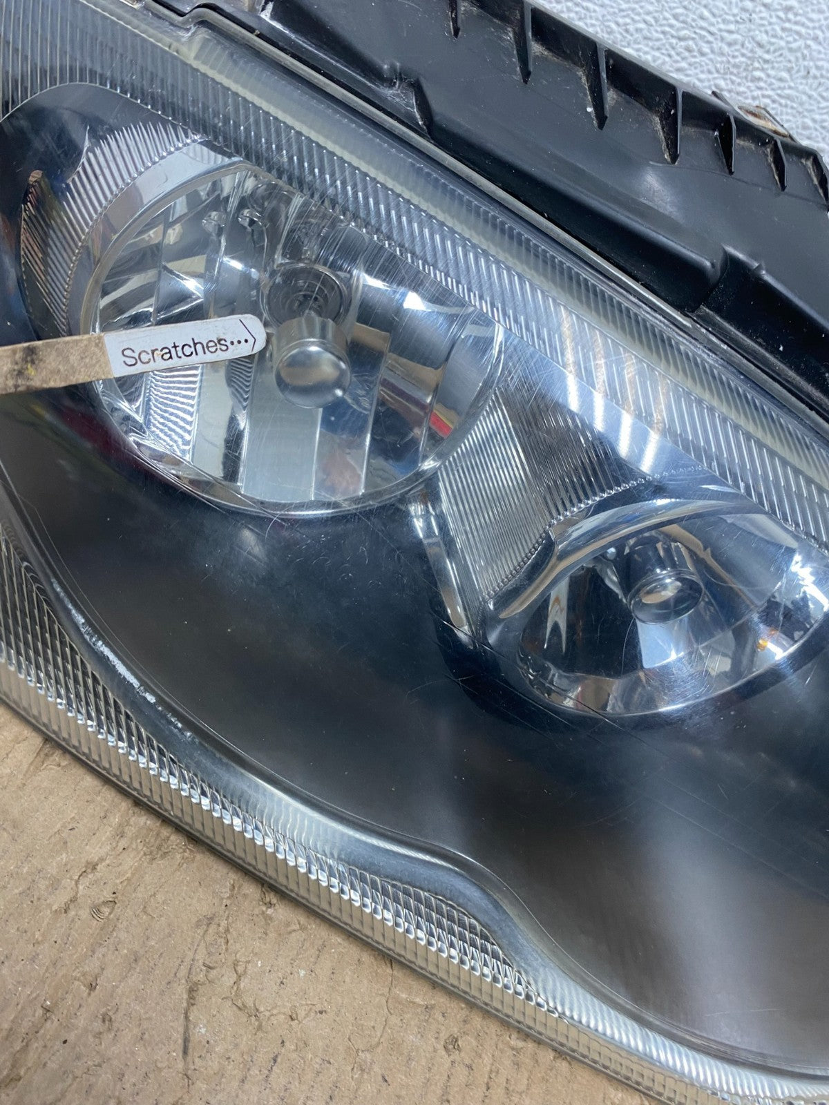 2004 to 2006 Chrysler Pacifica Headlight Right Passenger Halogen AD8767 DW3