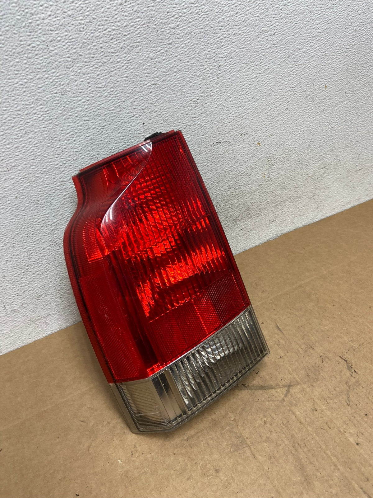 2001 - 2004 Volvo Xc70 V70 Left Driver LH Side Tail Light AD6113 LK2