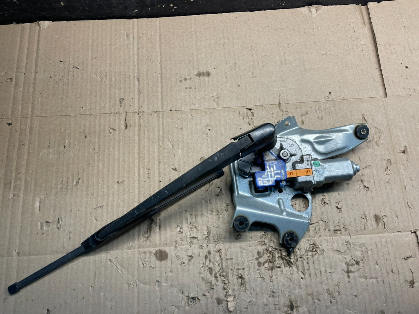 2010 to 2014 Subaru Legacy Outback Rear Windshield Wiper Motor x8311 DG0