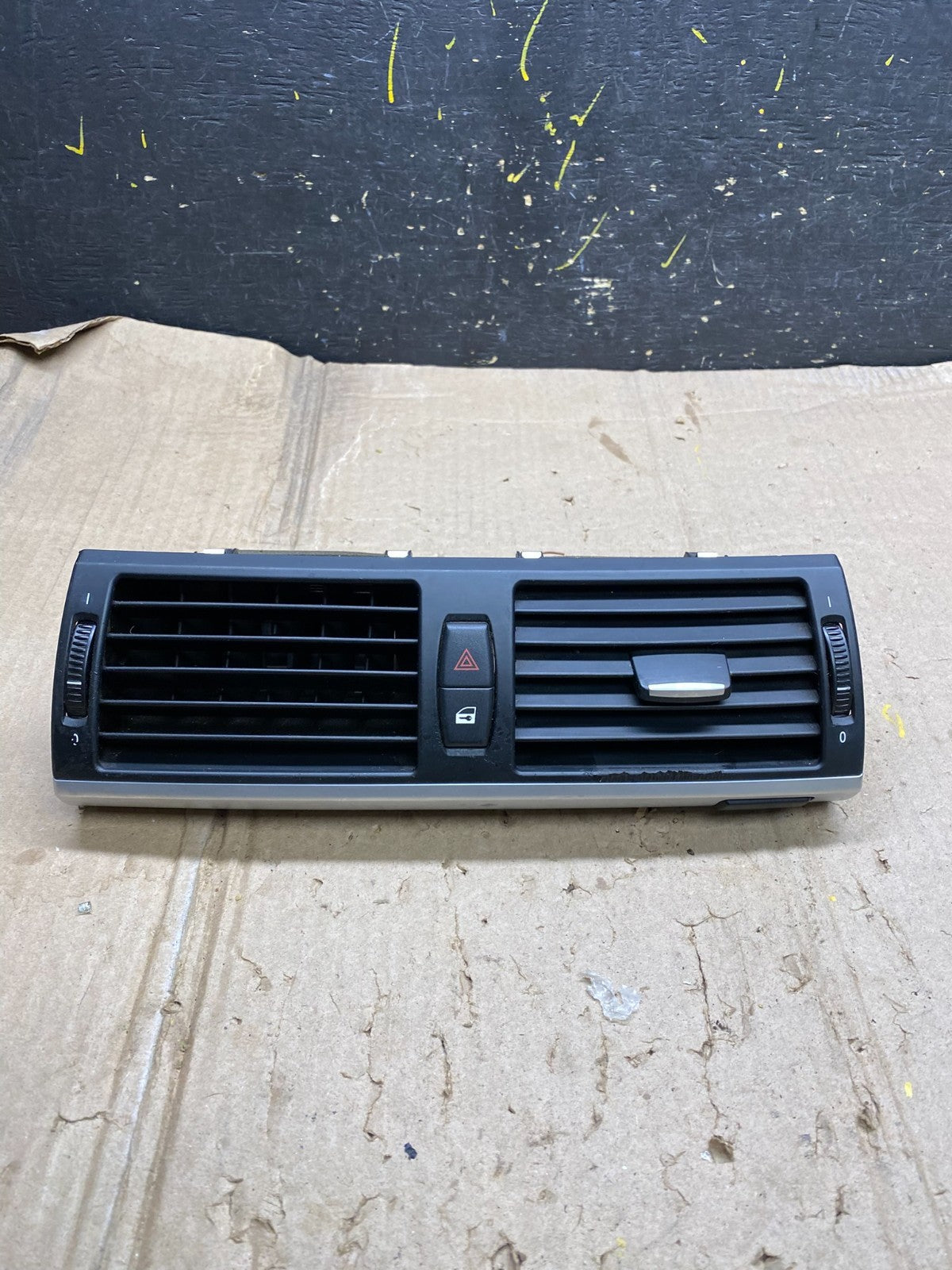 2007 to 2013 BMW X5 X6 Center Console Dash Air Vent OEM V7953 DG0