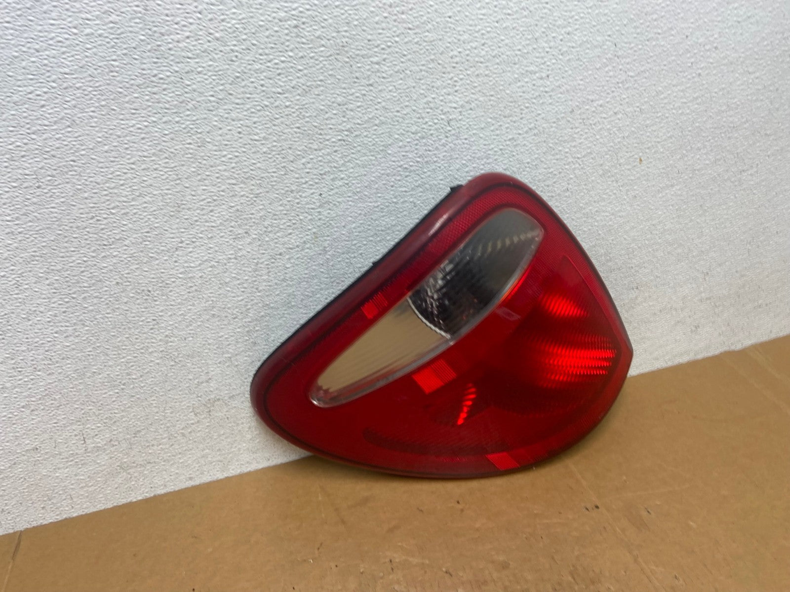 2004 to 2007 Dodge Grand Caravan Left Driver Lh Tail Light AE0434 LK2