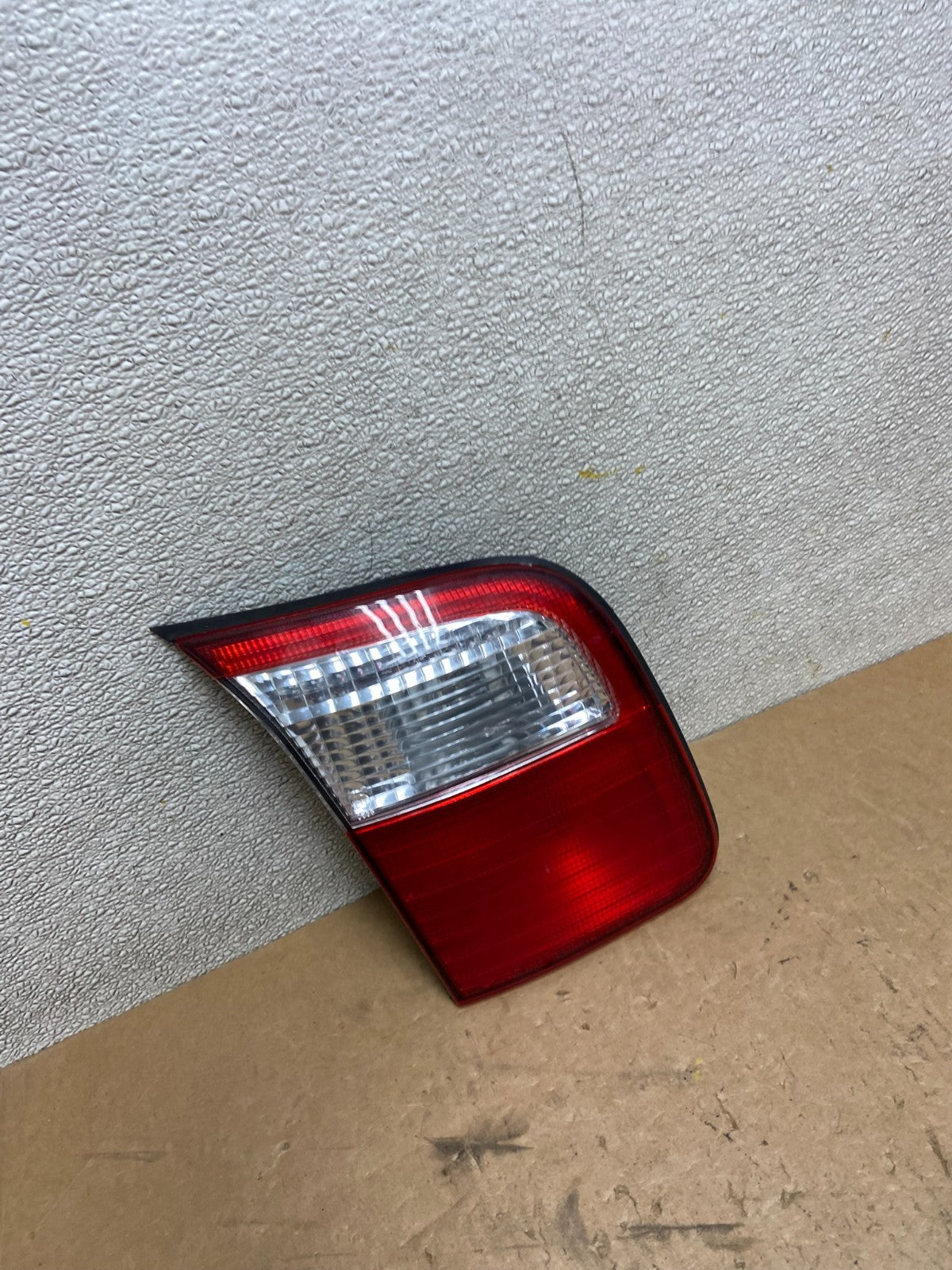 2001 2002 Subaru Forester Left Driver Inner Lid Mounted Tail Light Z7947 DW2
