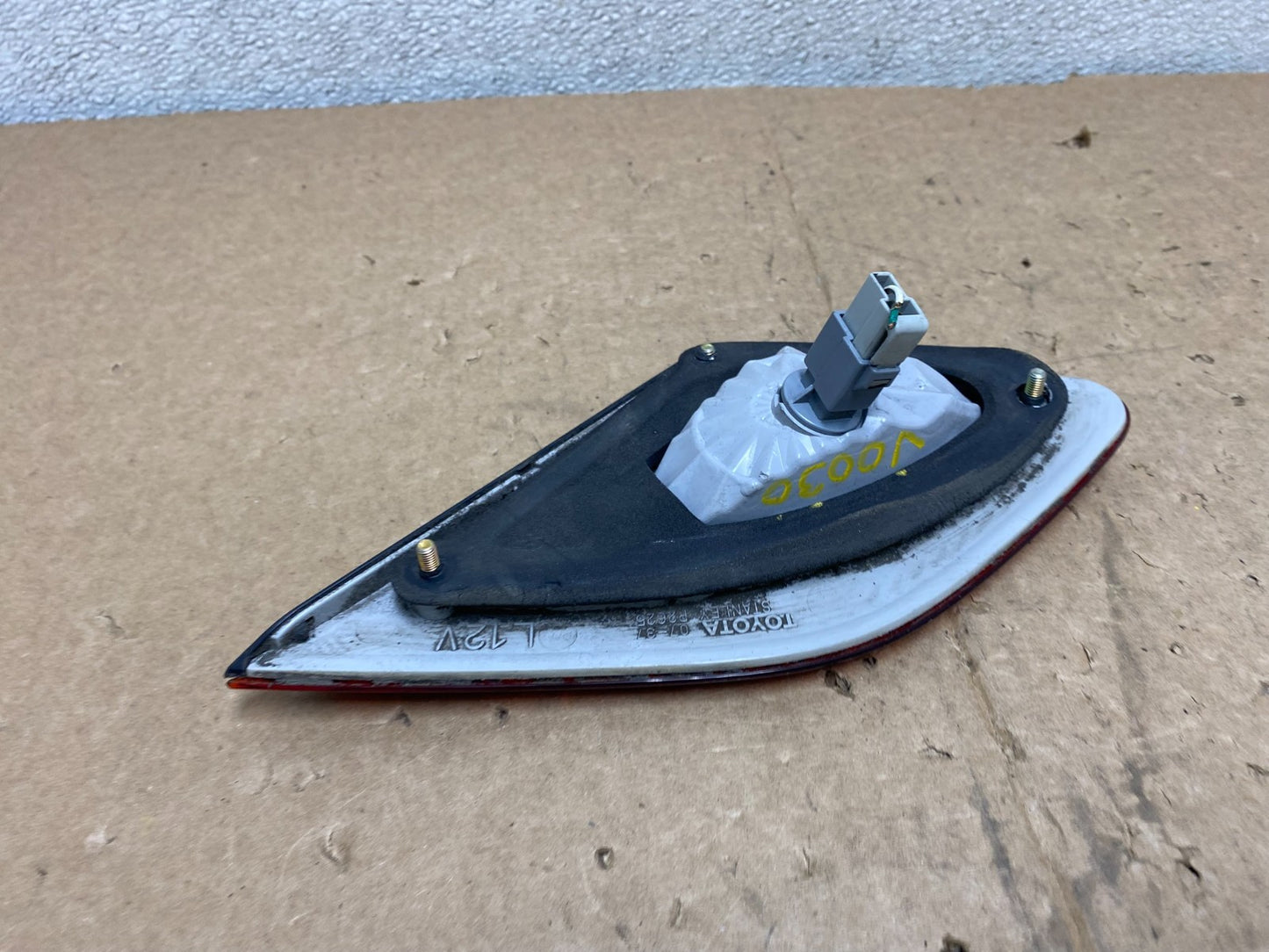 2003 to 2004 Toyota Avalon Left Driver LH Side Inner Tail Light OEM V0030 DW4