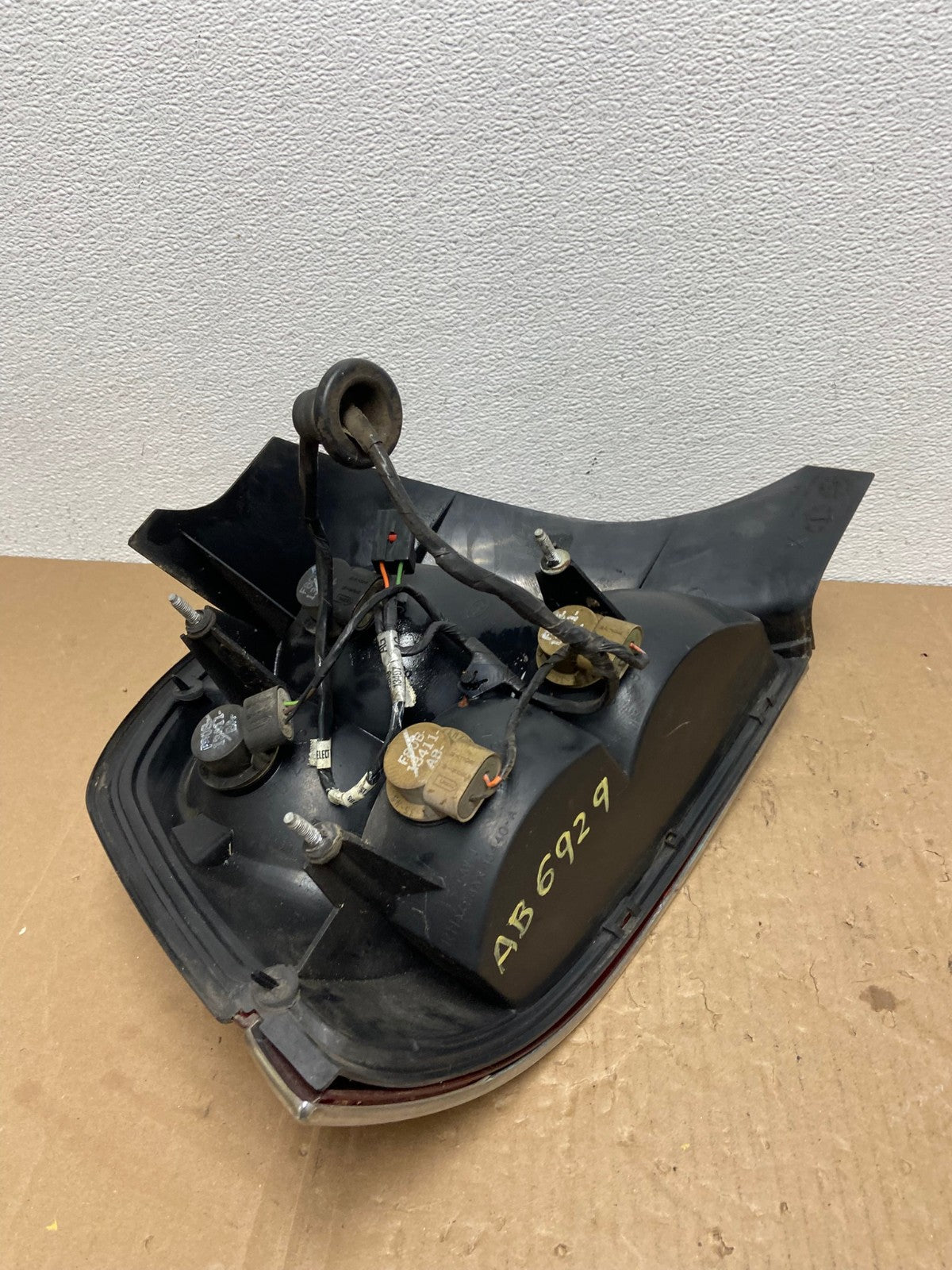 1998-2003 Ford Crown Victoria Right Passenger Rh Side Tail Light Oem AB6929 LK4