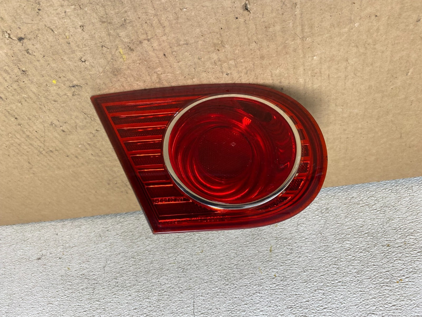 2004-2006 Kia Amanti Left LH Side Tail Light inner OEM L8304 DW0
