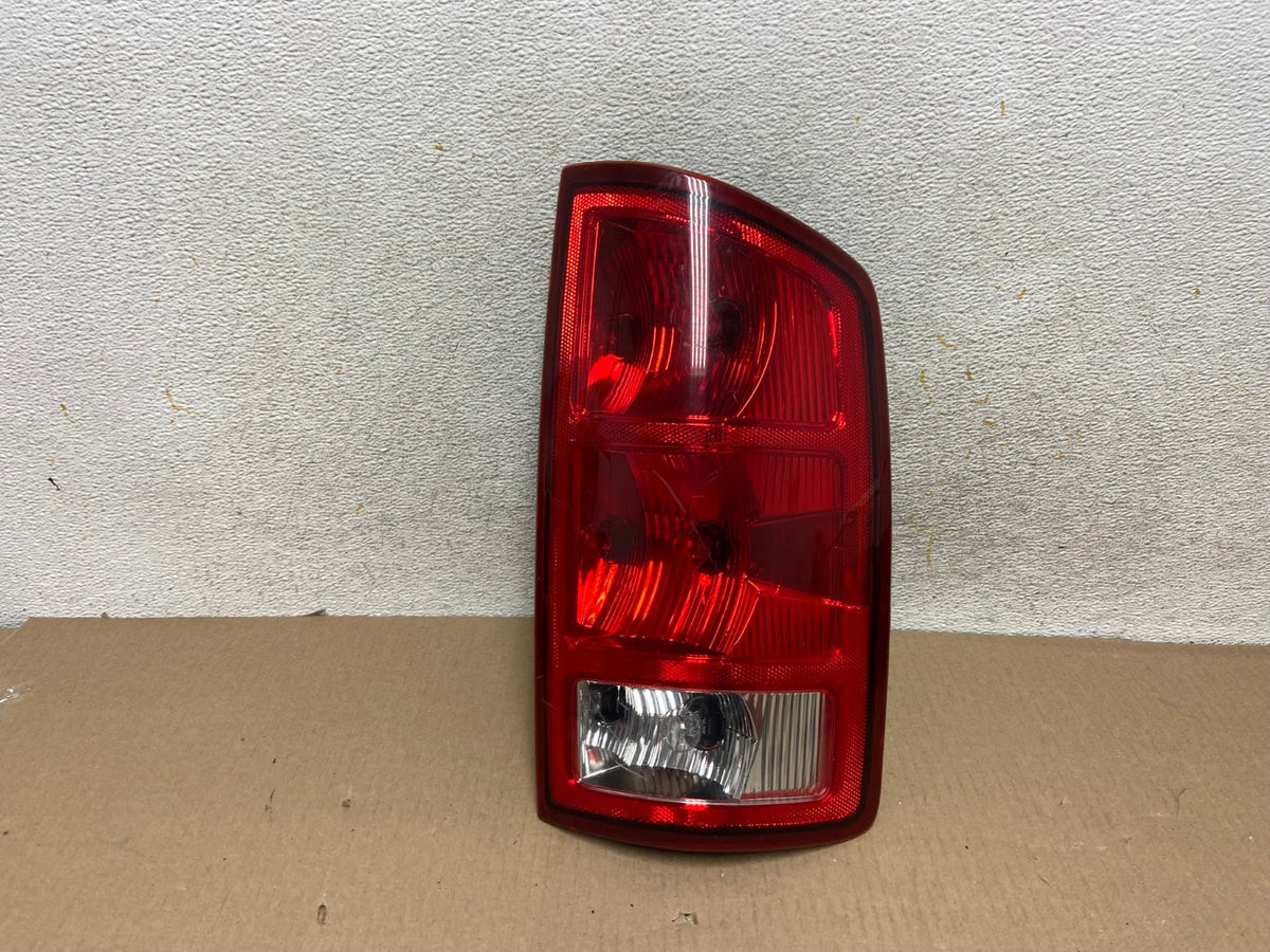 2002 to 2006 Dodge Ram 1500 Right passenger Rh side Tail Light AH4367 LK0