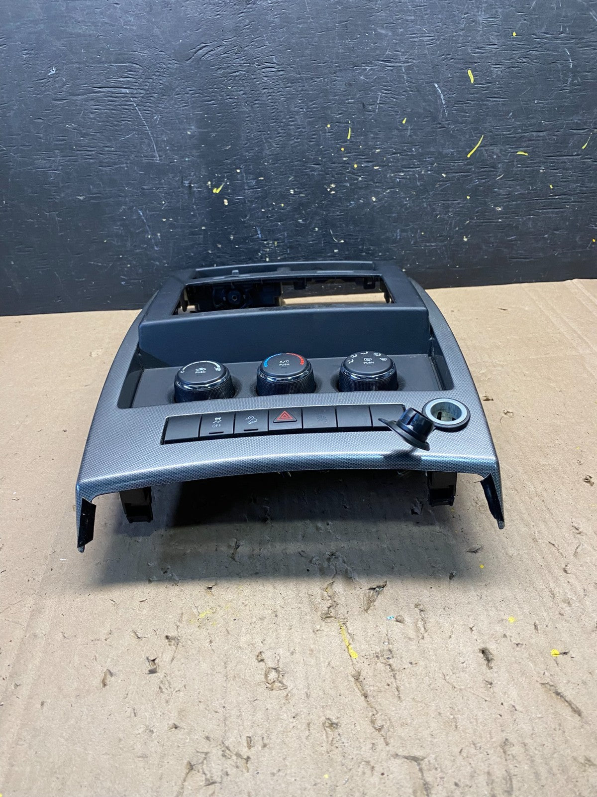 2008 to 2012 Jeep Liberty Dash Climate Temperature Control Radio Bezel R8943 DG3