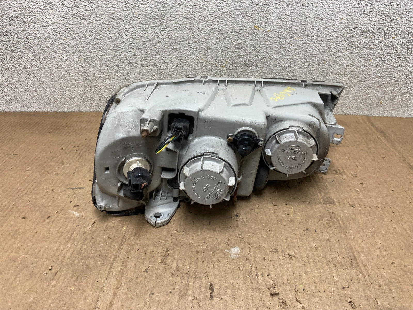 2004 2005 Hyundai XG350 XG Right Passenger RH Headlight Halogen AA6970 DW4