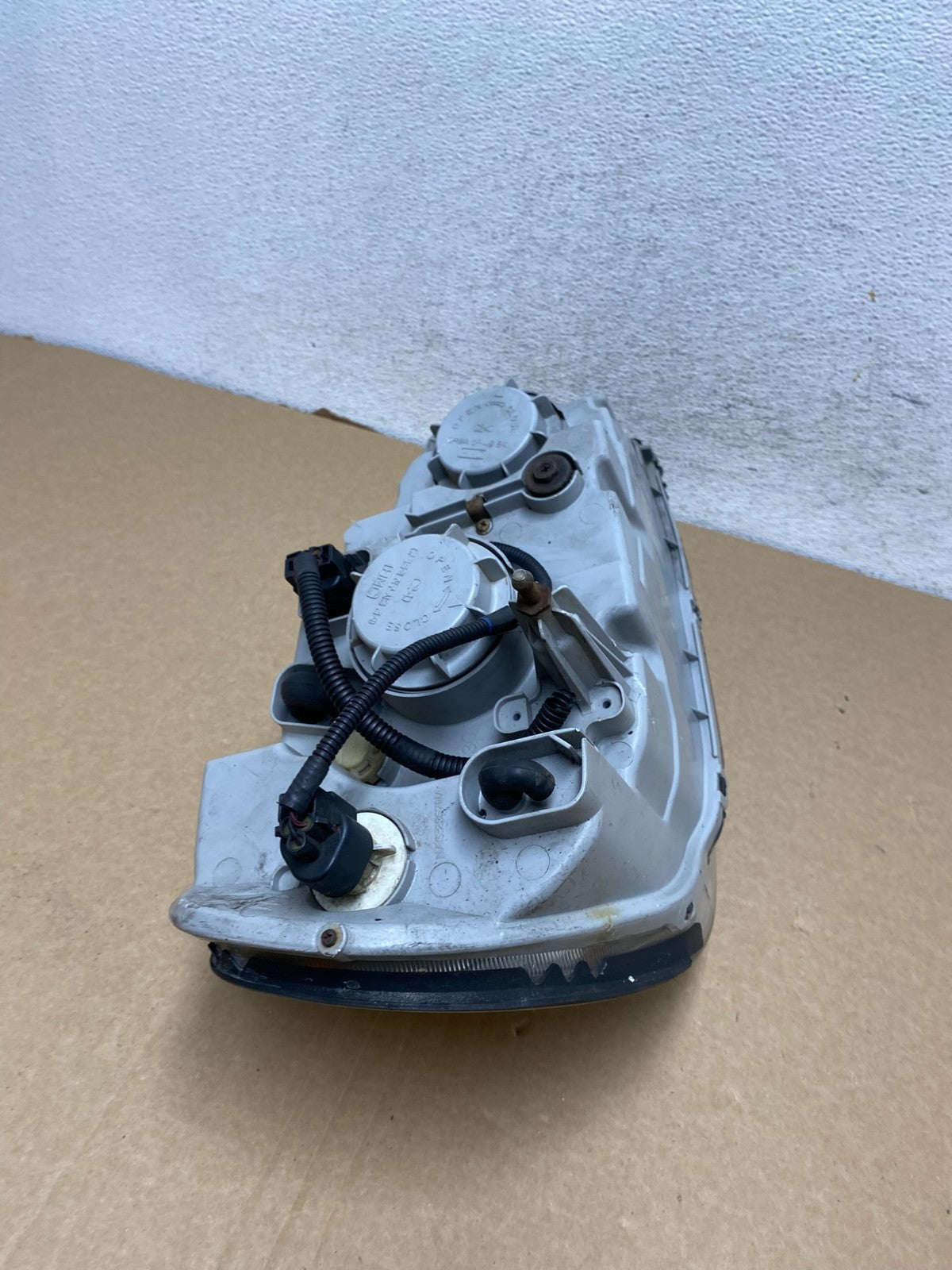 2002 to 2005 Kia Sedona Left Driver LH Side Headlight AF7281 DW9