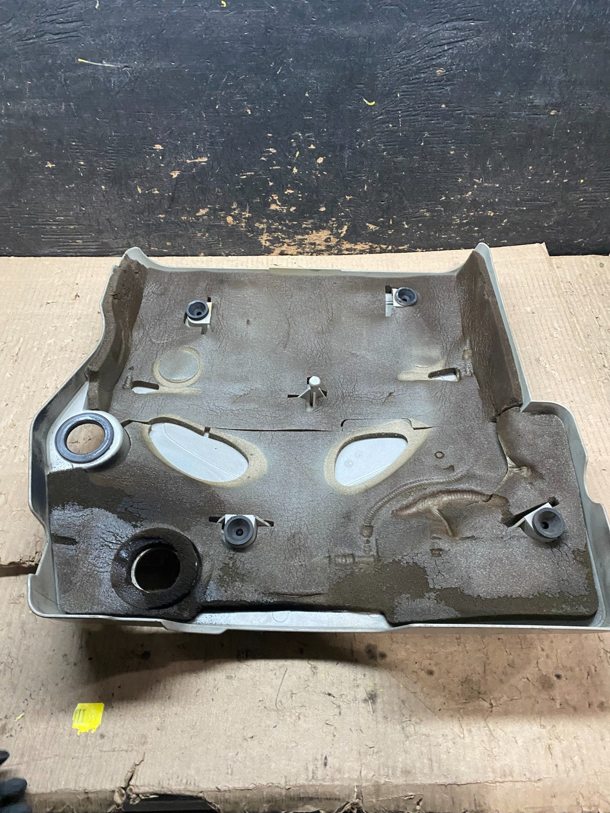 2004 to 2007  Cadillac CTS4.2L Plastic Engine Cover Shield OEM x8196 DG5
