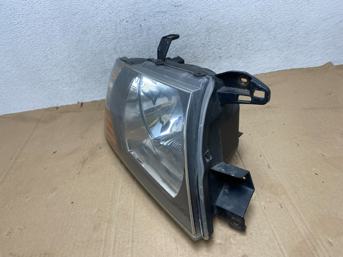 2000 to 2004 Mitsubishi Montero Pajero Right Passenger RH Headlight AE9108 DW1