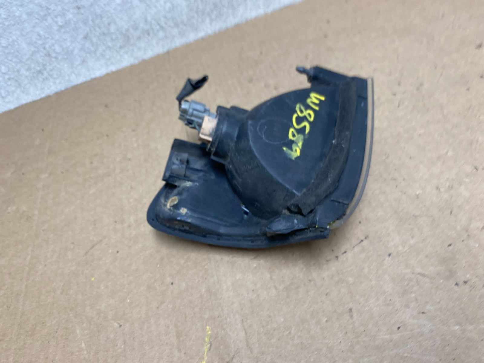 1999 to 2004 Nissan Pathfinder Passenger Corner Park Light Turn Signal W8589 DW5