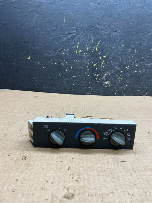 2001 - 2007 GMC Chevrolet Express 1500 Climate Control A/C 15130959 Z0231 DG0