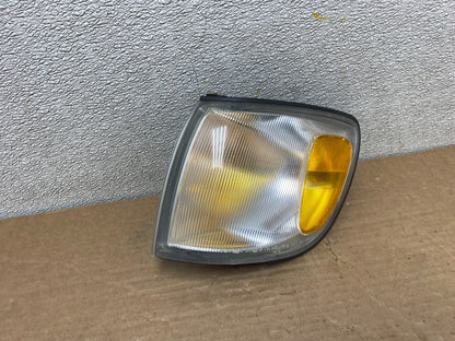 1998 to 2000 Toyota Sienna Left Driver Side Turn Signal Marker Lamp Z1386 DW0
