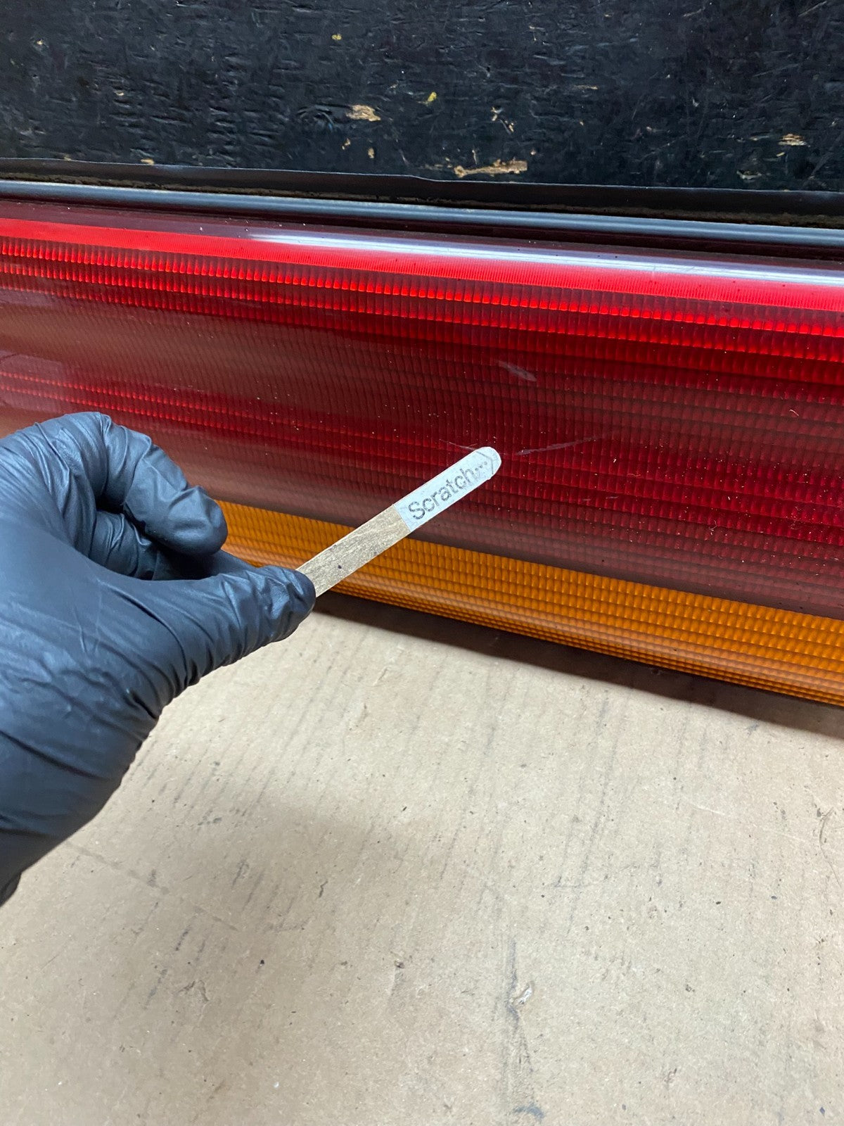 1993 to 1995 Chrysler LeBaron Center Tail Light Panel Trim u7515 DG3