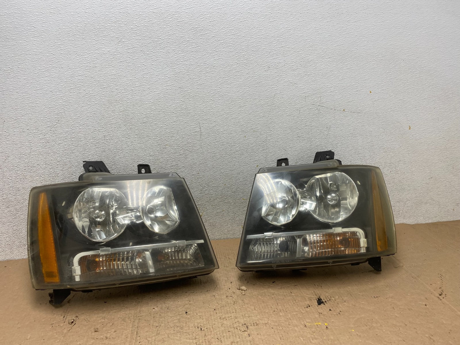 2007 to 2013 Chevrolet Suburban Tahoe Left+Right Set Headlights Q3617 DW0