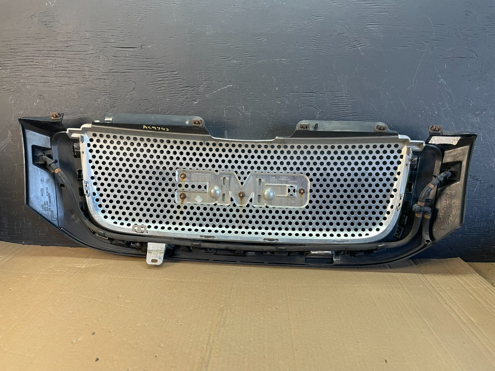2002 to 2009 Gmc Envoy Front Upper Grill Grille AC9743 DW3