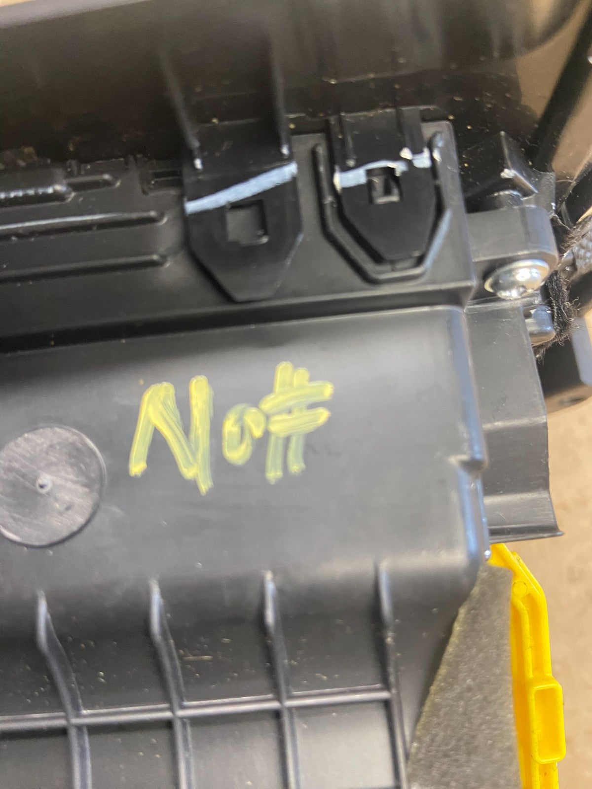2017-2019 Hyundai Elantra Center Radio Climate Control Air Vent Bezel ah5400 DG4