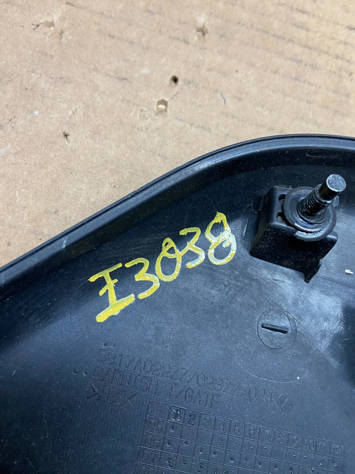 2007 to 2013 Mitsubishi Outlander Rear Hatch Tailgate Trim Molding OEM i3038 DG112