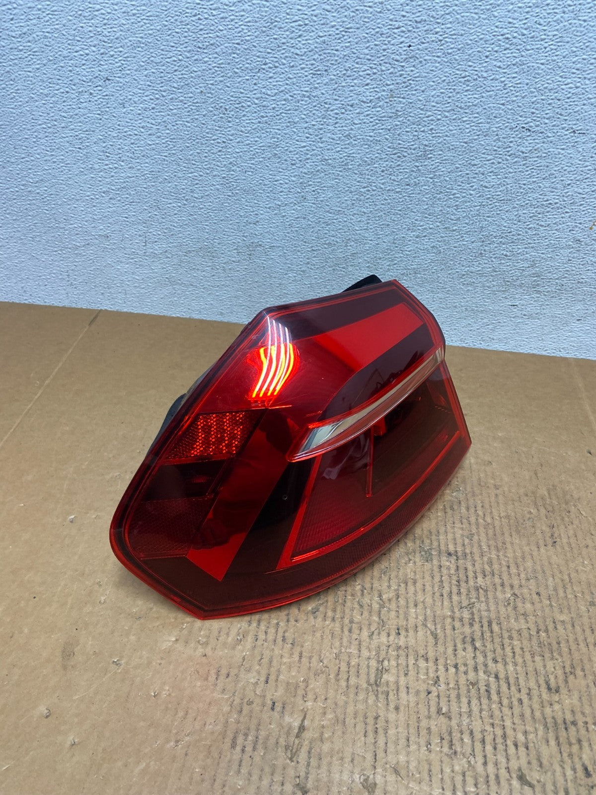2016 to 2019 Volkswagen Passat Left Driver Side Tail Light AE0196 DW2