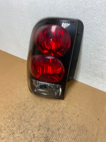 2002 to 2009 Chevrolet Trailblazer Left Driver LH Side Tail Light AE1472 LK1