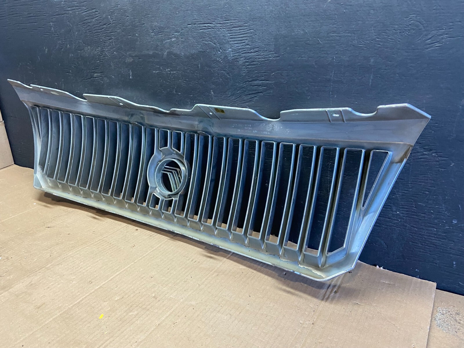 2002 to 2005 Mercury Mountaineer Front Upper Grill Grille Oem D3127 DG17