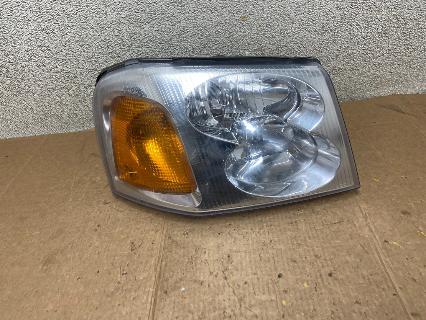 2002 to 2009 Gmc Envoy Right Passenger RH Side Headlight Halogen AA2711 PS0