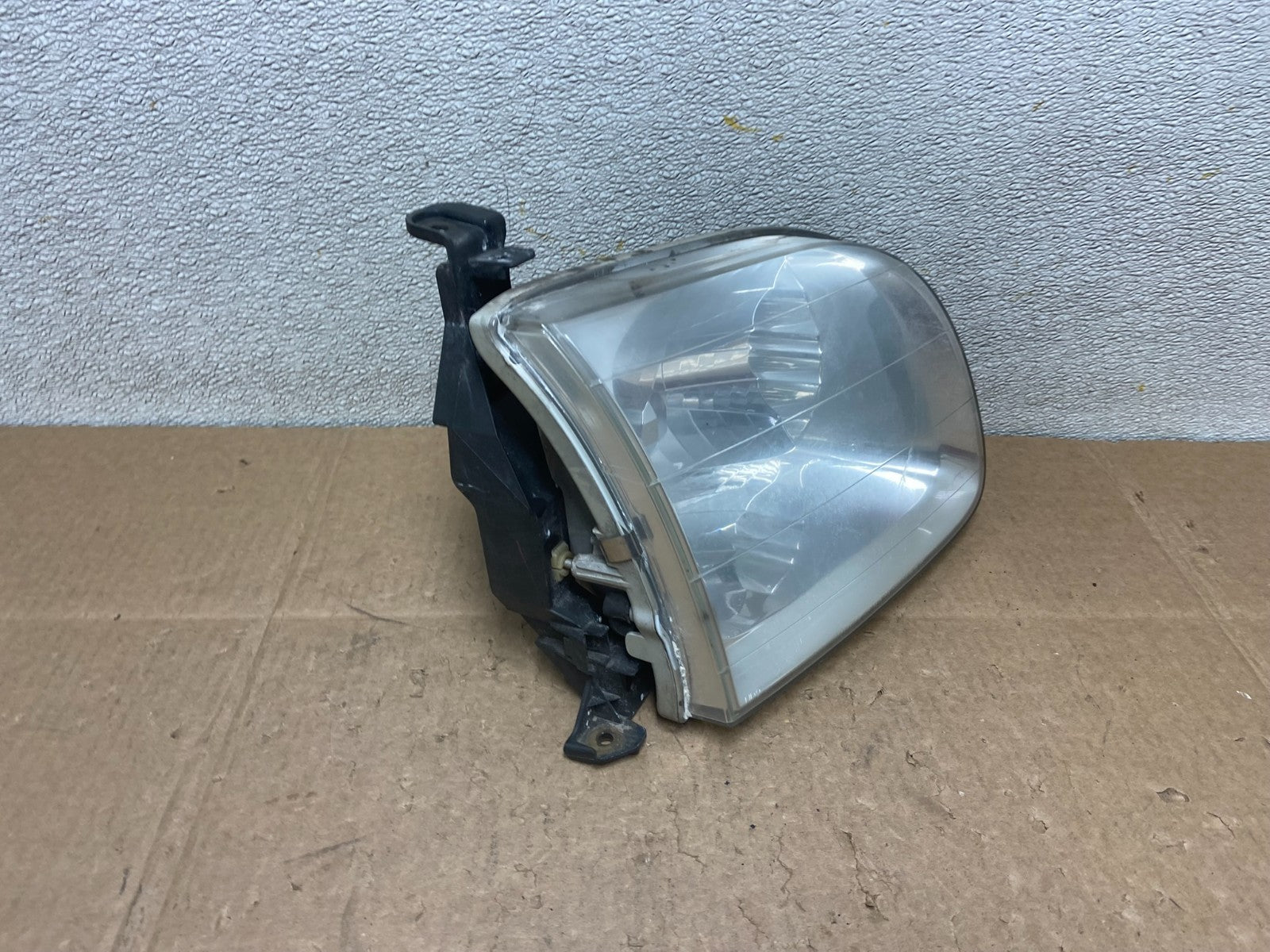 2001 to 2004 Toyota Sequoia Right Passenger RH Side Headlight Halogen Y8803 DW2