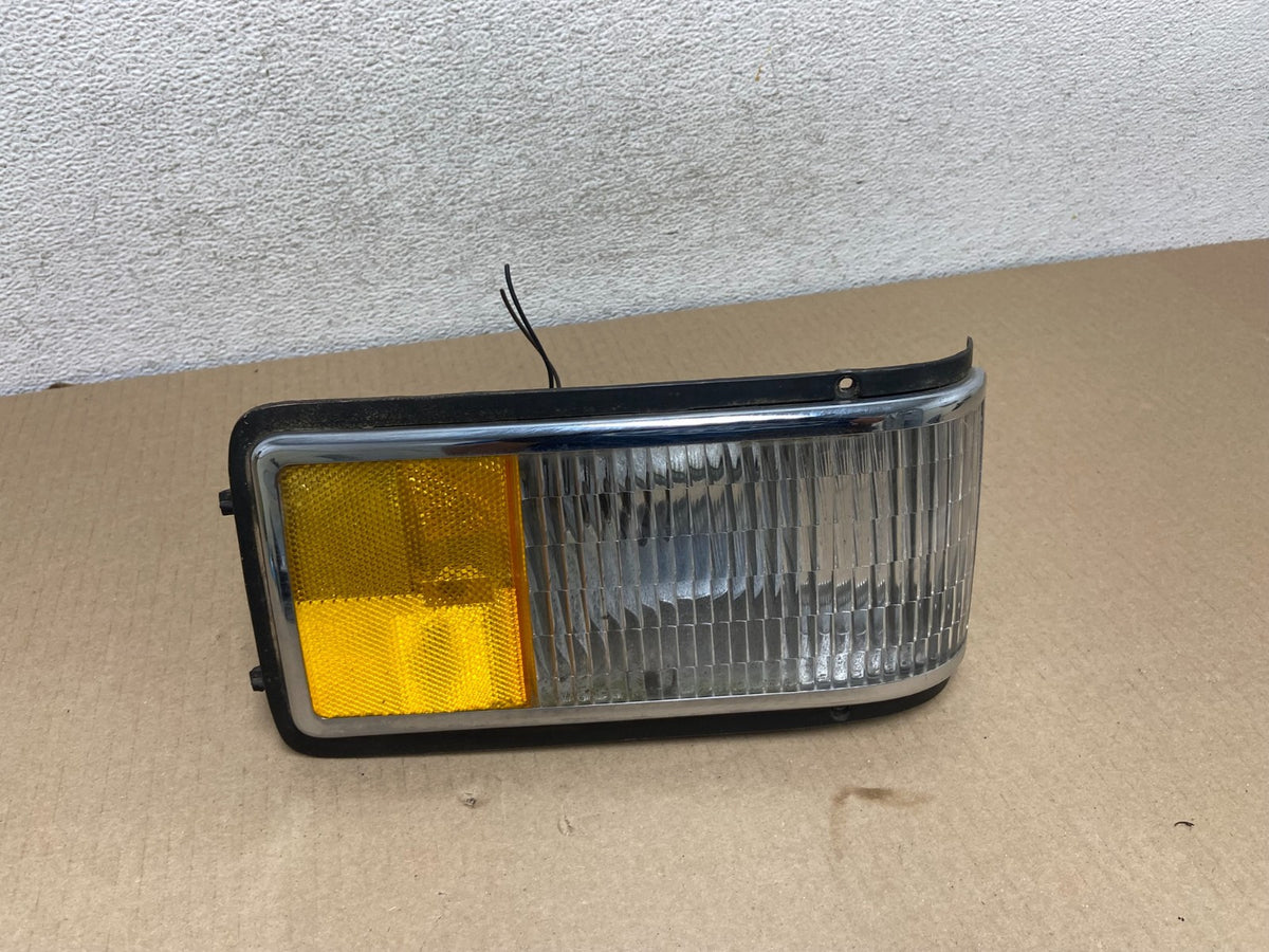 1989 to 1993 Cadillac Deville Front Right Passenger RH Turn Signal AG5820 DG0