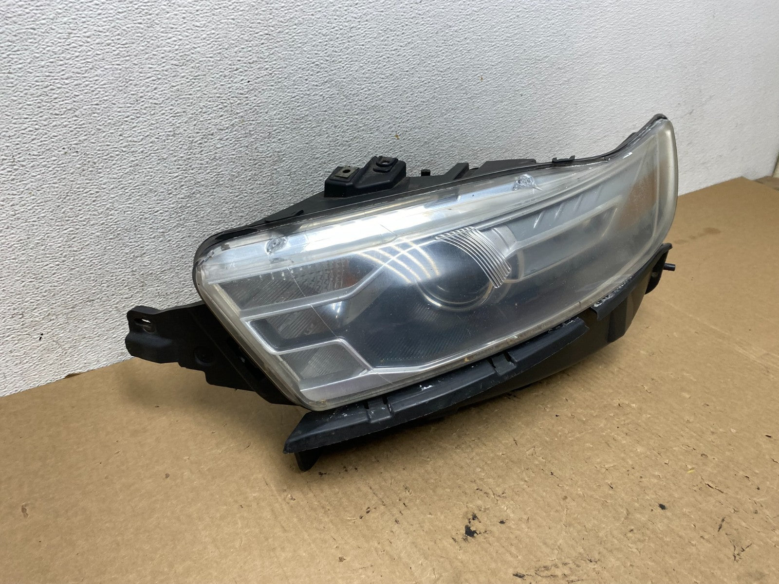 2013 to 2019 Ford Taurus Left Driver LH Side Headlight Halogen AF9772 DW2