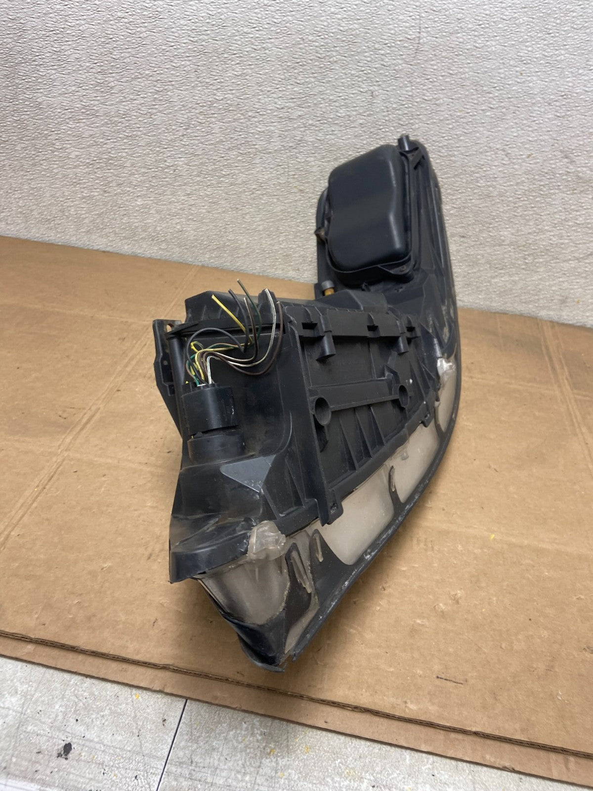 2005 to 2011 Lincoln Town Car Right Passenger Rh Side Headlight OEM Y5630 DW9
