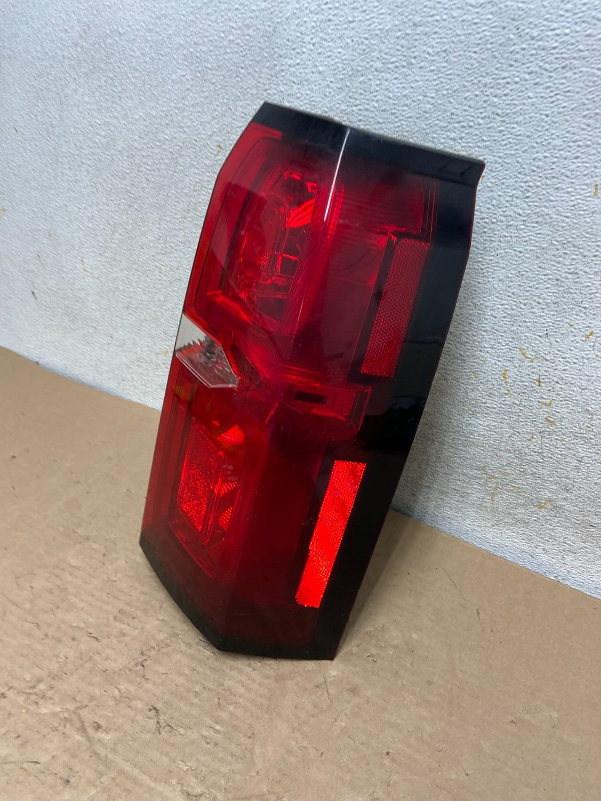 2015-2020 Chevrolet Tahoe Suburban Right Passenger Rh Tail Light AI0923 DG1