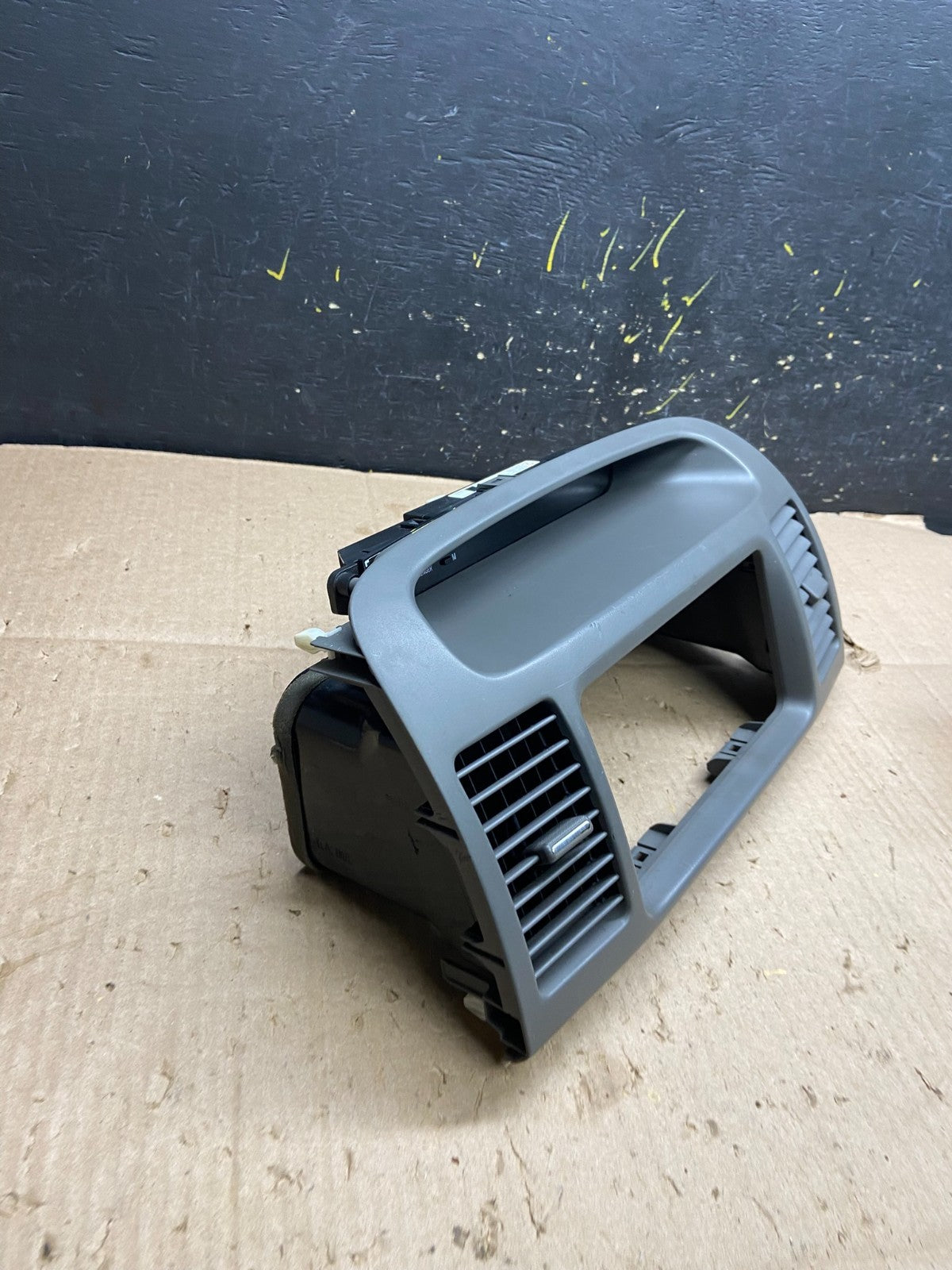 2002 2005 Toyota Camry Radio Center Console  Air Vent Bezel Trim OEM Y5285 DG1