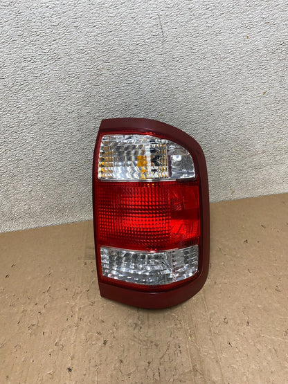 1999 to 2004 Nissan Pathfinder Right Passenger Rh Side Tail light Oem U0489 DW0