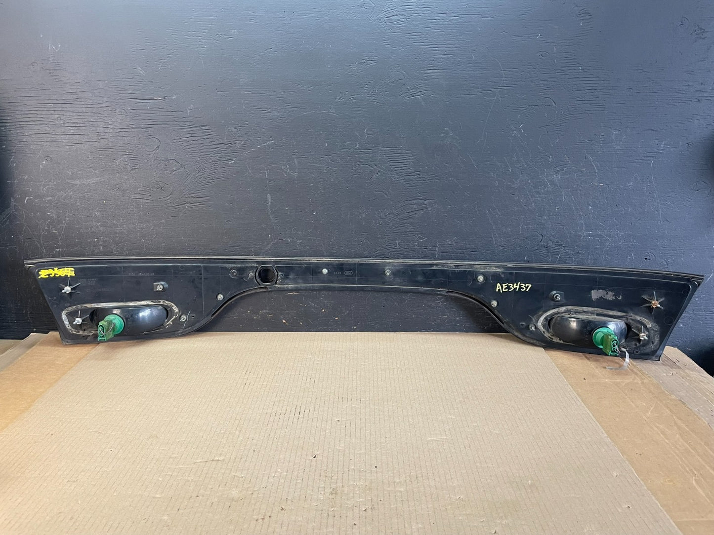 2000 to 2002 Ford Taurus Trunk Rear Center Lid Tail Light Panel ae3437 DG5