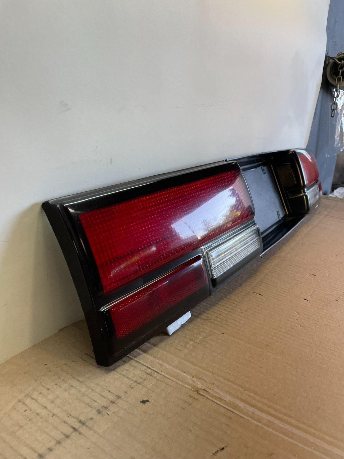 1992 1993 Chevrolet Cavalier Rear Trunk LID Center Tail Light AH0490 DG2
