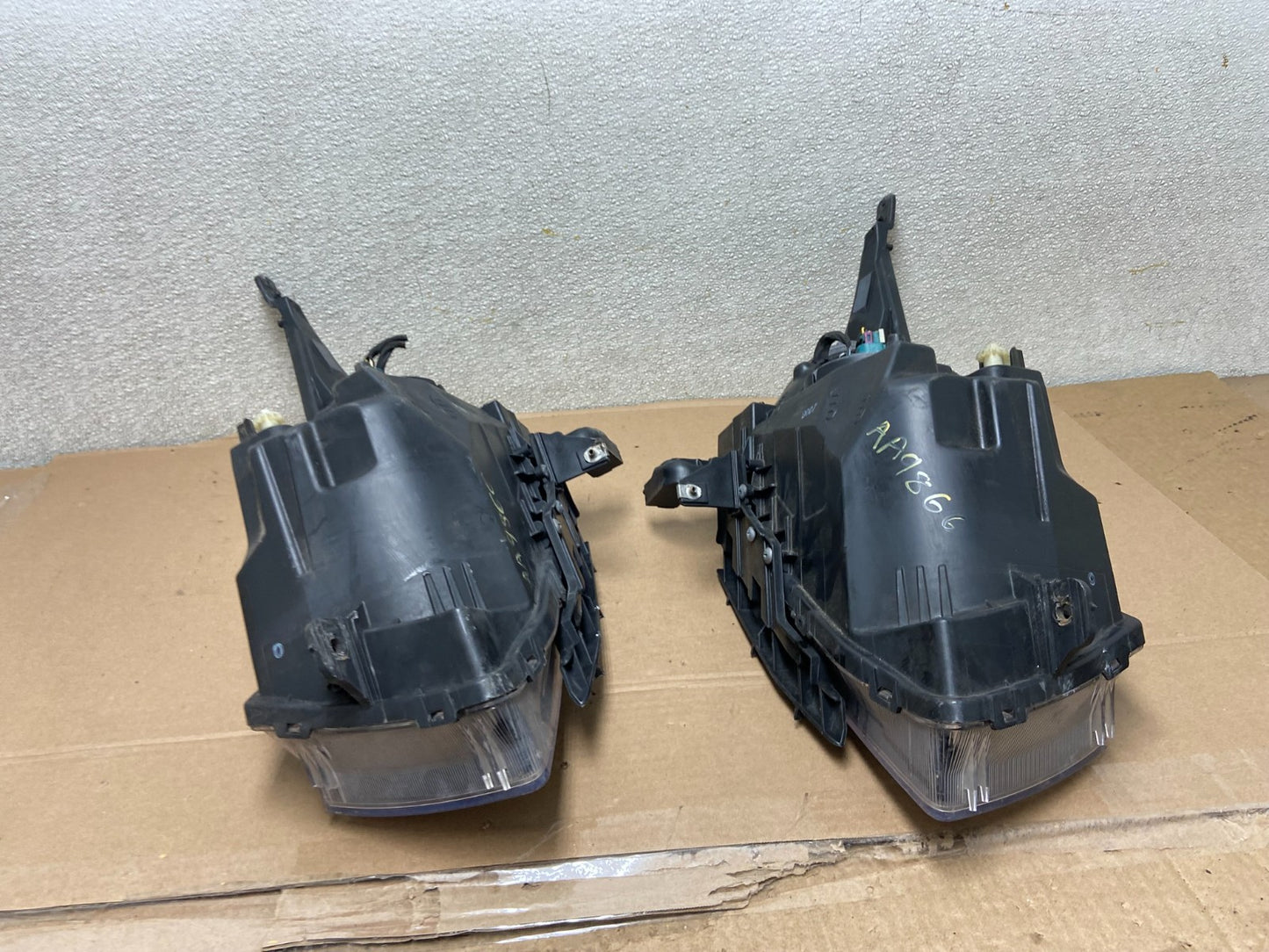 2011 to 2015 Chevrolet Cruze Halogen Left+Right Set Headlights AA9866 DW8