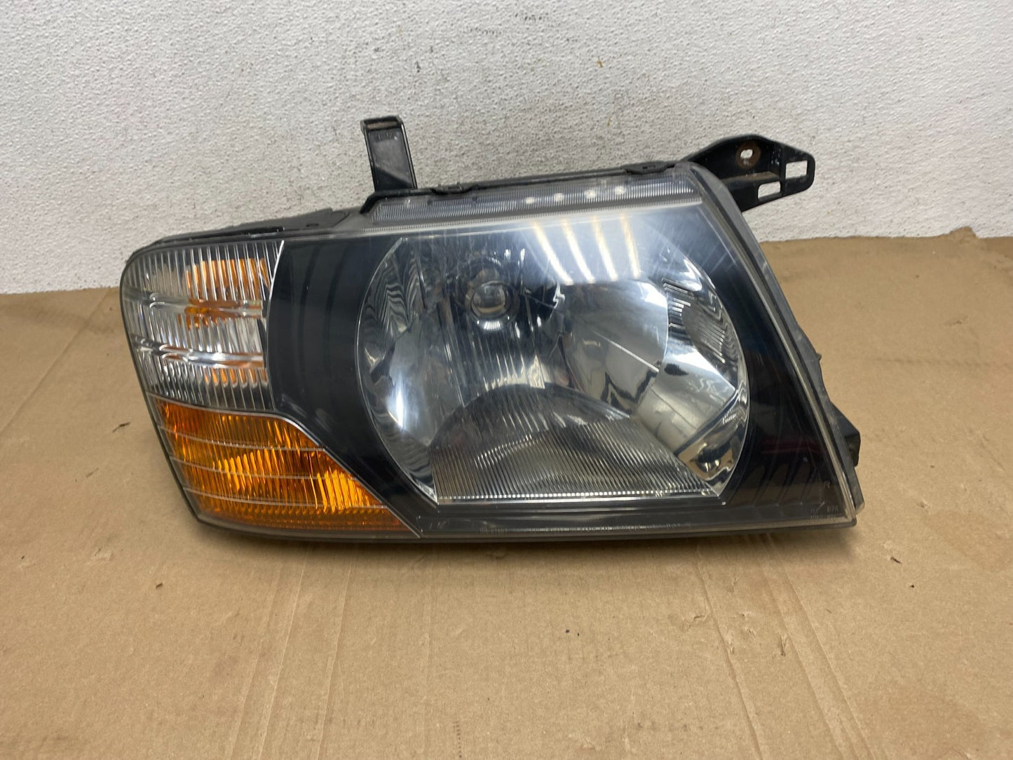 2000 to 2004 Mitsubishi Montero Pajero Right Passenger RH Headlight AE9108 DW0