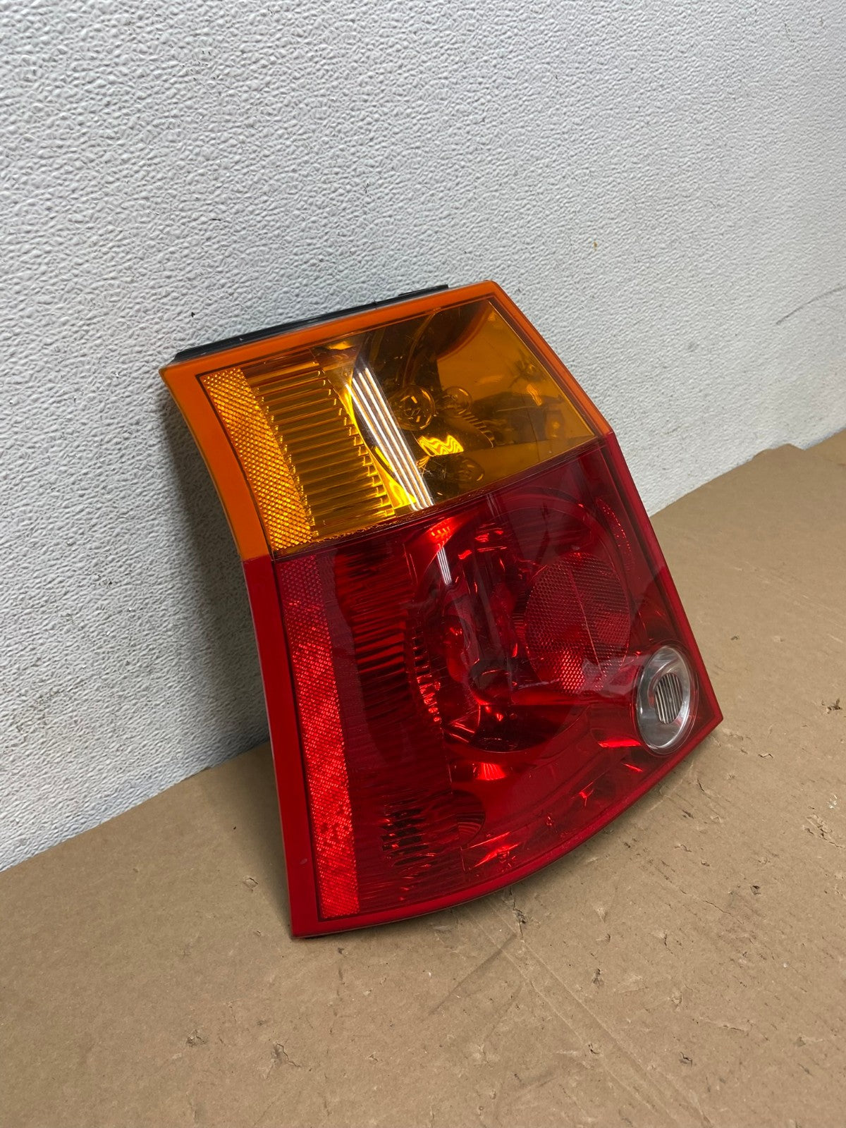 2004 2005 2006 Chrysler Pacifica Left Driver LH Tail Light AD7960 LK2