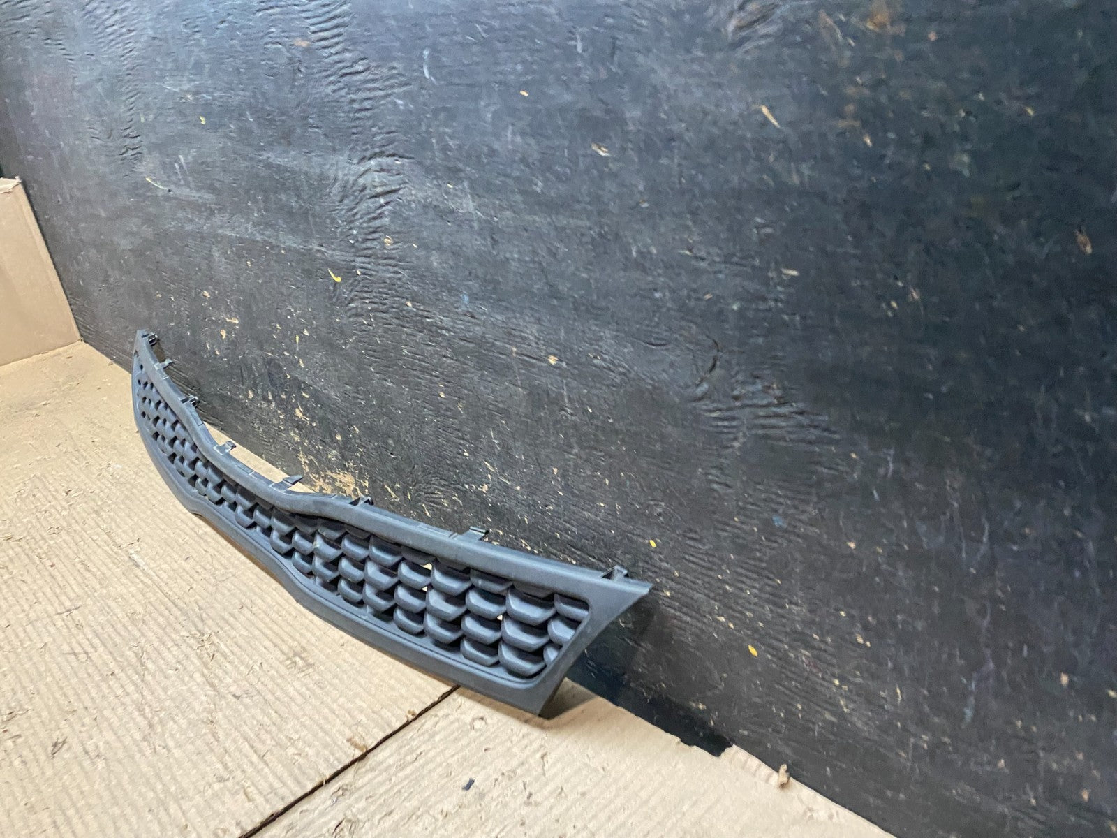 2016 to 2017 Kia Rio Front Grille Grill 863501W710 V9244 DG1