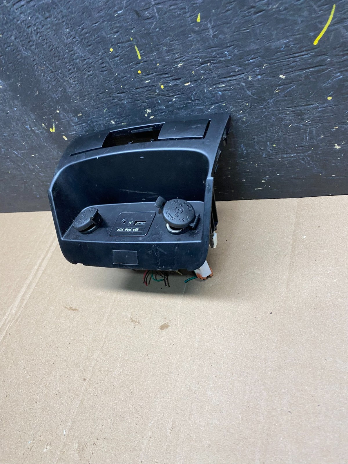 2011-2013 Kia Sorento Center Seat Heater Switches Aux USB Power Outlet R8730 DG2