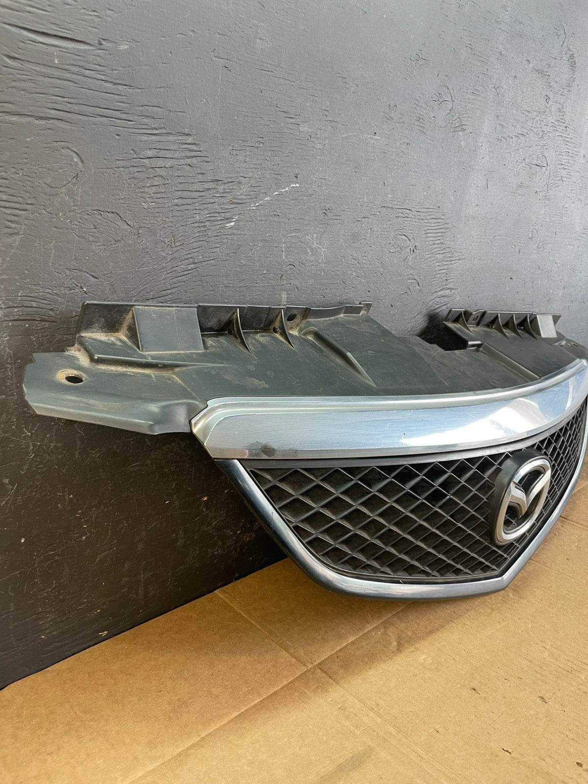 2002 2003 Mazda MPV Front Upper Grille Grill AC5123 DG2