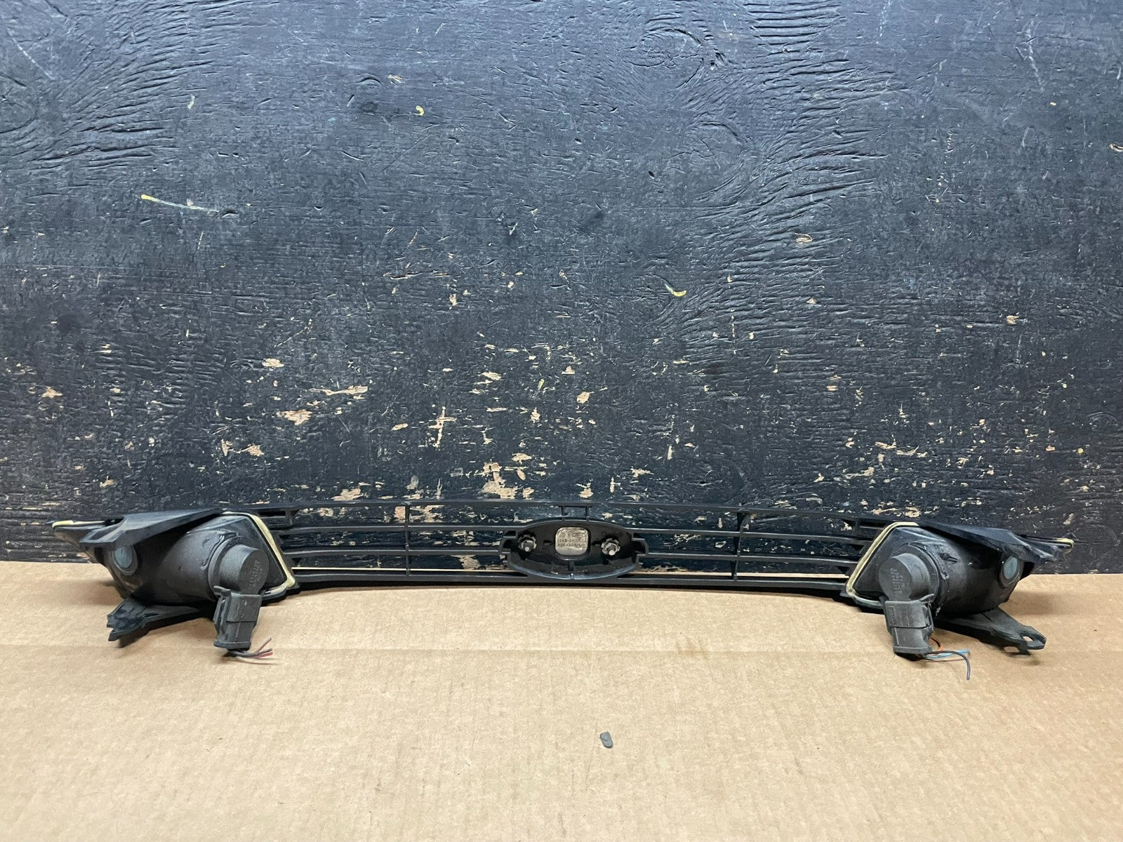 2000 to 2004 Ford Focus Front Upper Grille Grill With Emblem Oem AA9033 DG4